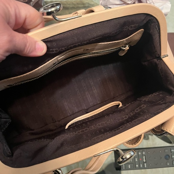 Rare Celine leather handbag with kiss-lock. Hard to find .with a COA & dustbag - Picture 9 of 13